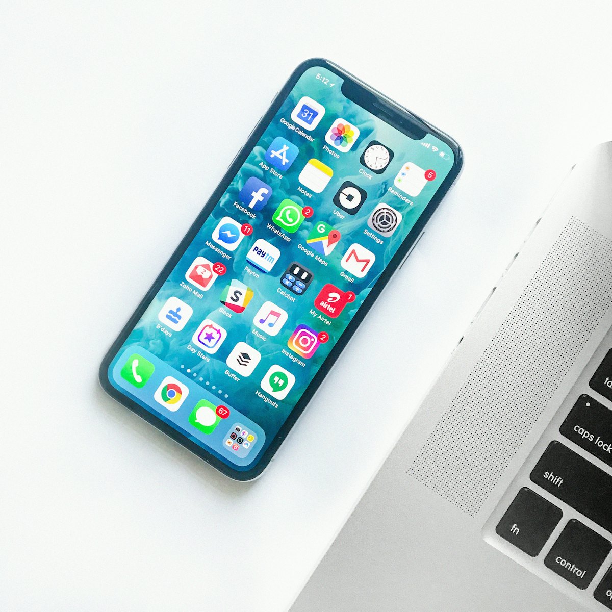 Ponsel pintar di tangan pengguna menunjukkan akses mobile yang nyaman