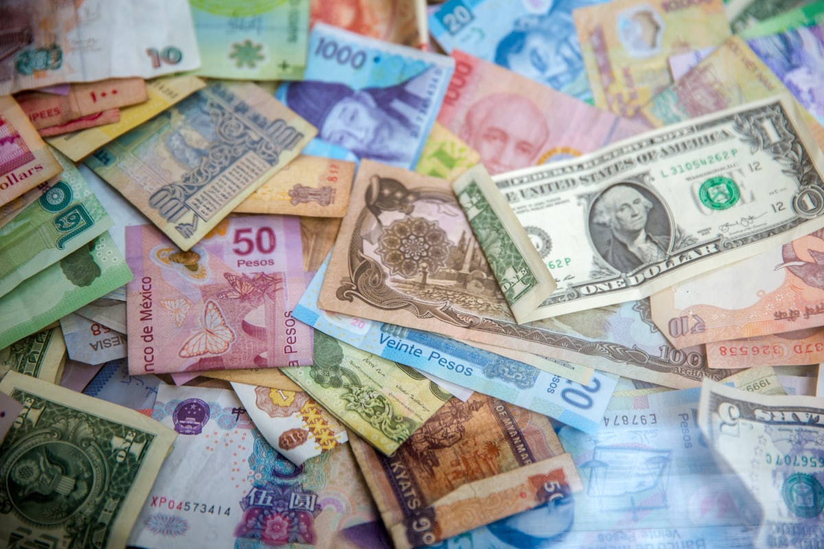 Uang tunai dan kalkulator melambangkan bonus deposit harian