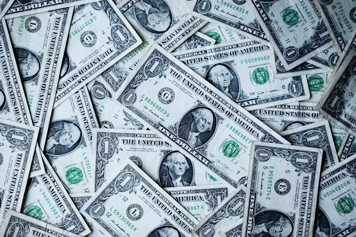 Uang rupiah disusun rapi melambangkan penawaran bonus dan promosi