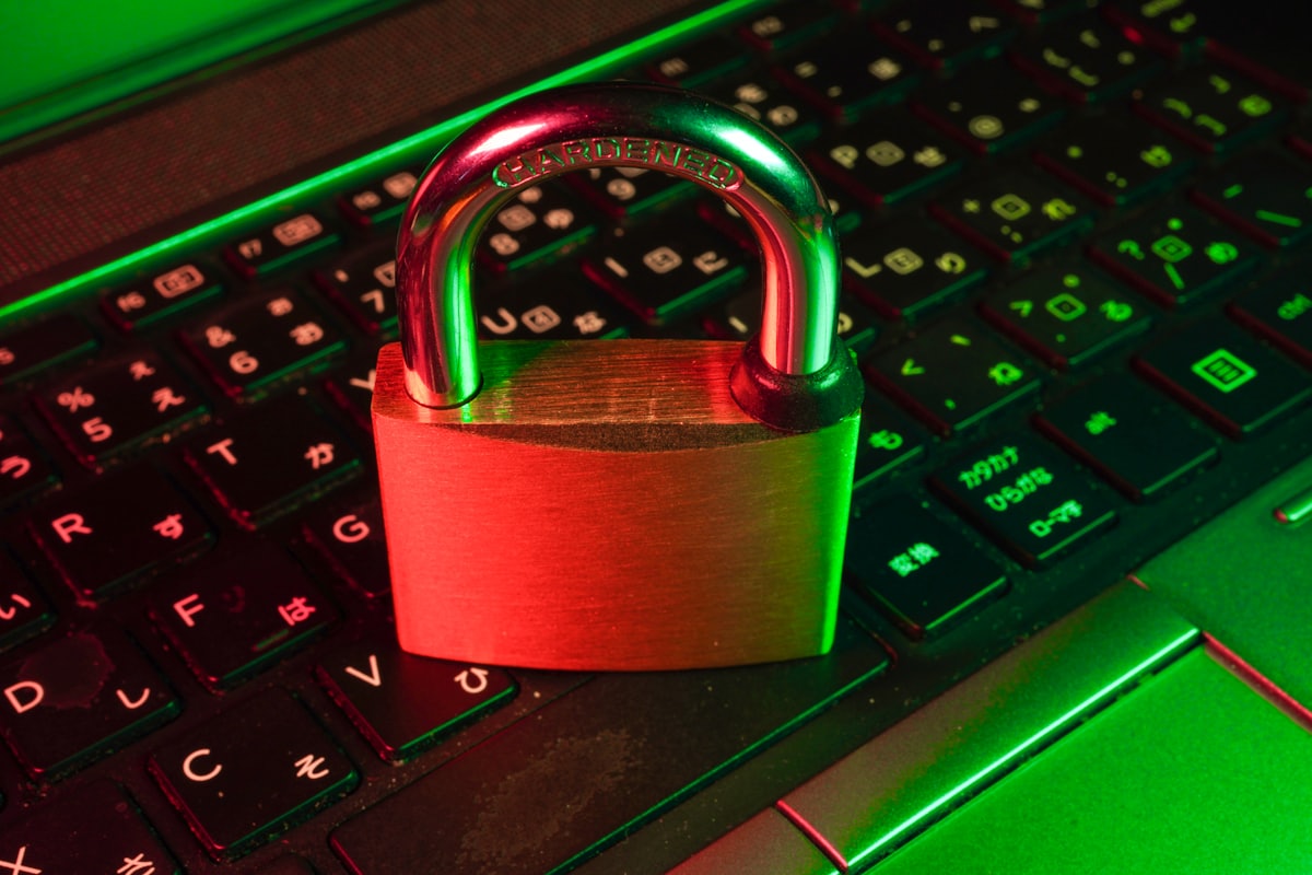 Tangan memasukkan kata sandi pada ponsel, mengingatkan pentingnya kehati-hatian login