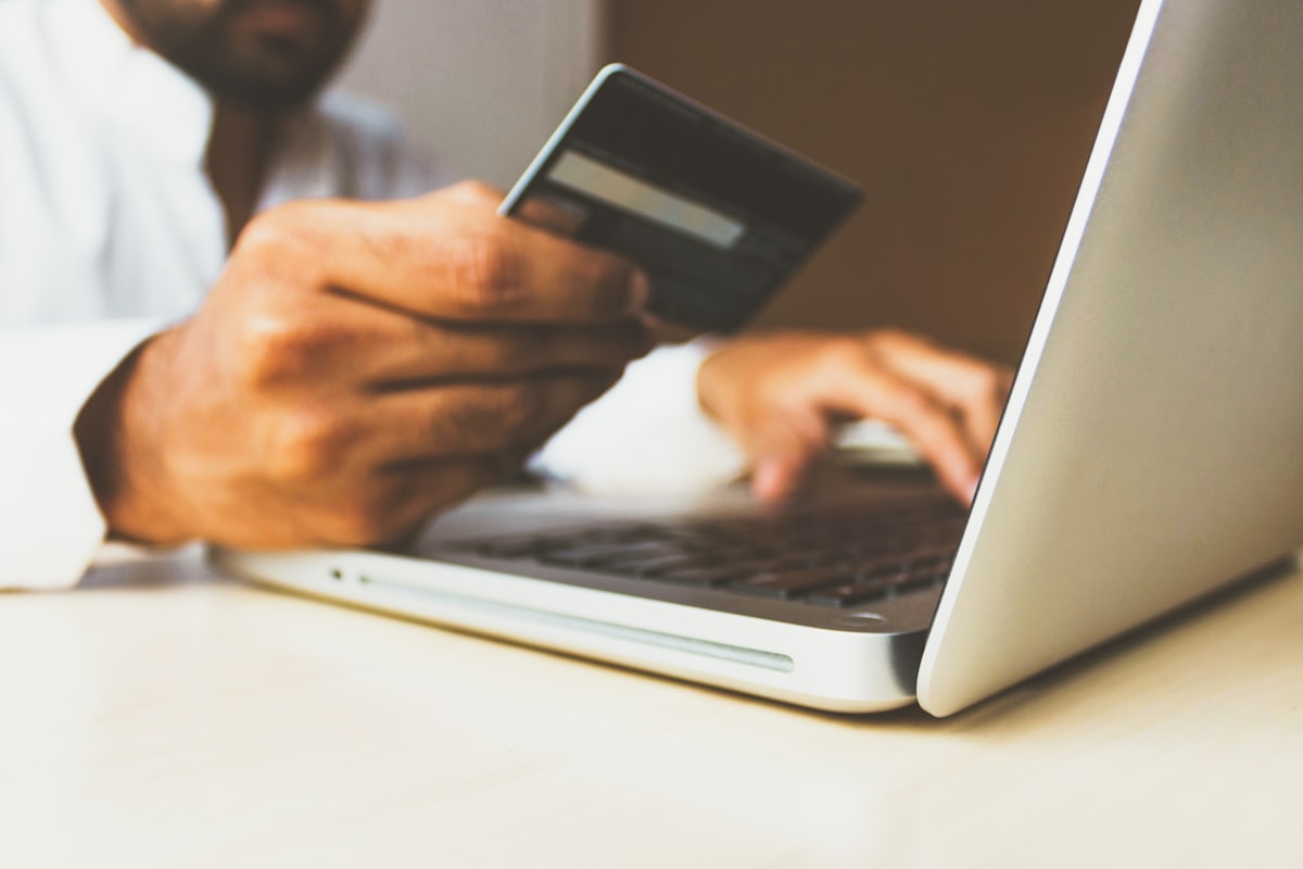 Gembok digital melambangkan keamanan akun dan privasi data
